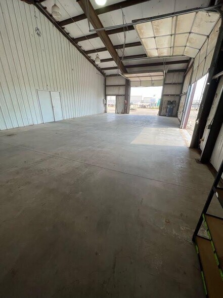 More Photos Of 1051 N Price Rd, Pampa Warehouse For Lease