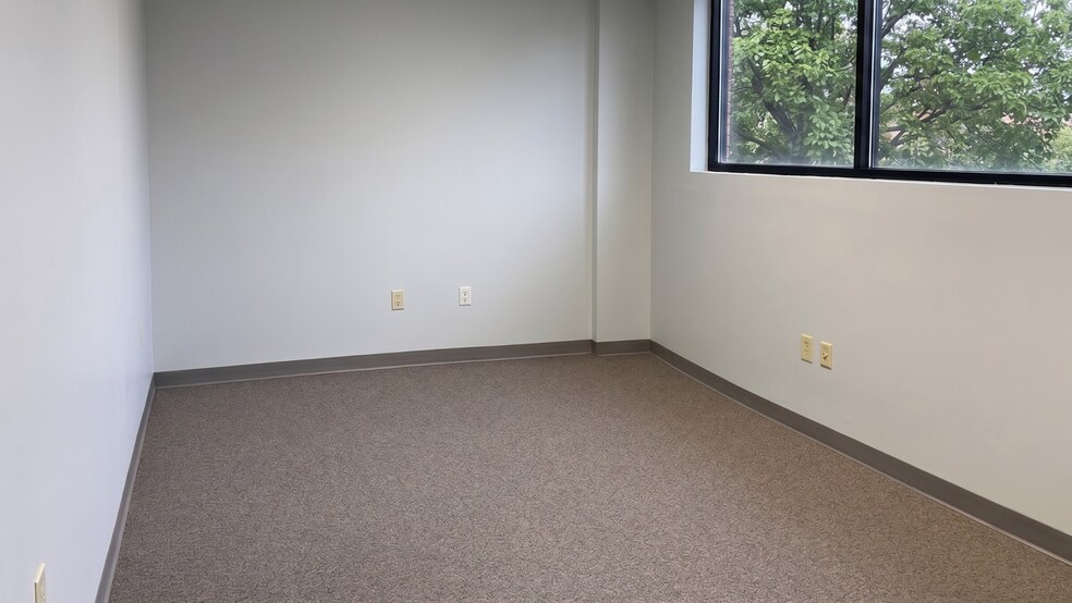 More Photos Of 10821 Plantside Dr, Louisville Light Manufacturing For Lease