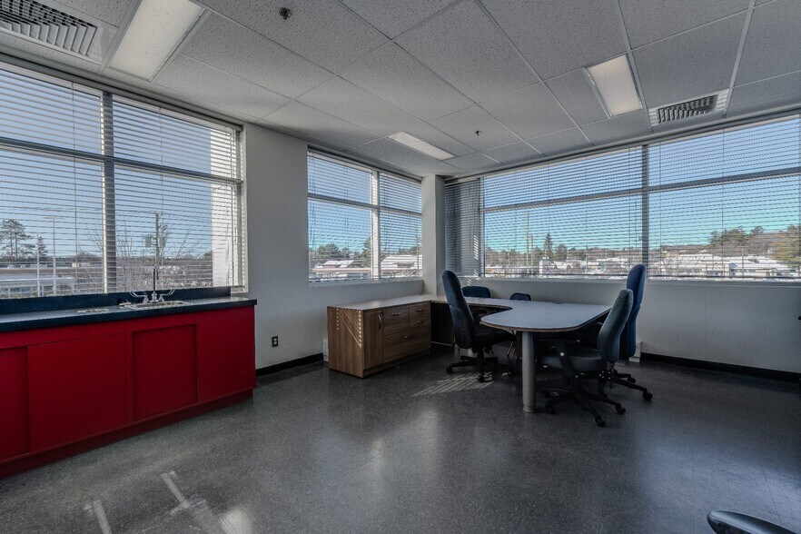 More Photos Of 3240 Av 1Re, Rawdon Storefront For Lease