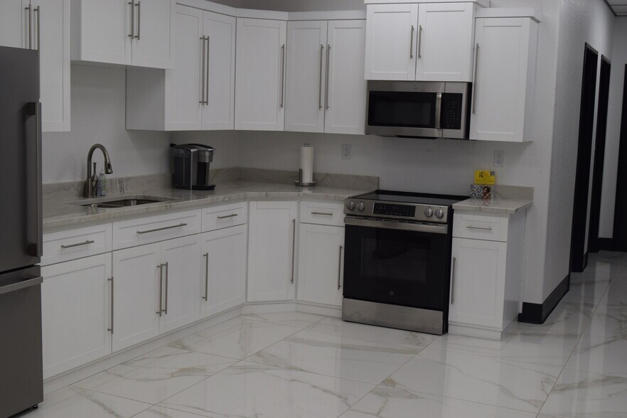 More Photos Of 6306 County 122 Rd, Midland Distribution For Lease