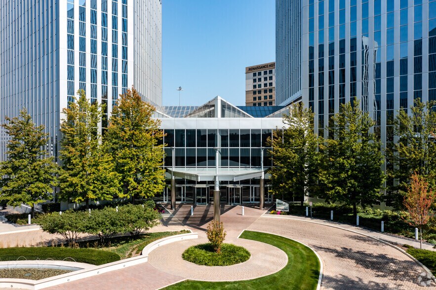 More Photos Of 8600 W Bryn Mawr Ave, Chicago Office For Lease