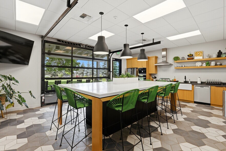 More Photos Of 9493 N Government Way, Hayden Office For Sale