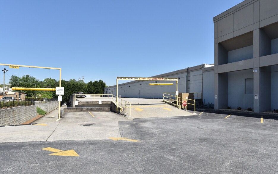 More Photos Of 1800 Northeast Expy, Atlanta Showroom For Lease