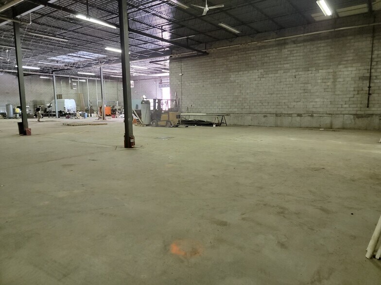 More Photos Of 227-241 S River St, Aurora Warehouse For Lease