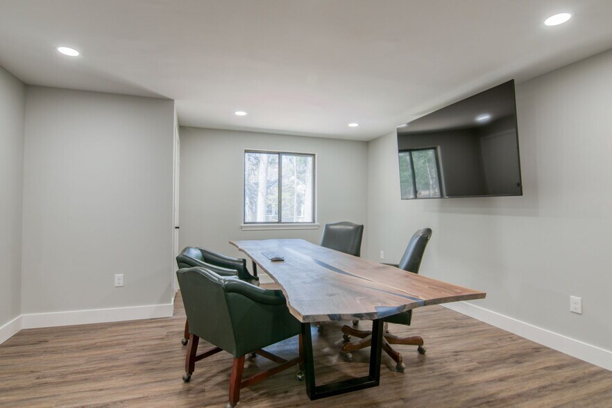 More Photos Of 2 Gordon St, Simsbury Office For Lease