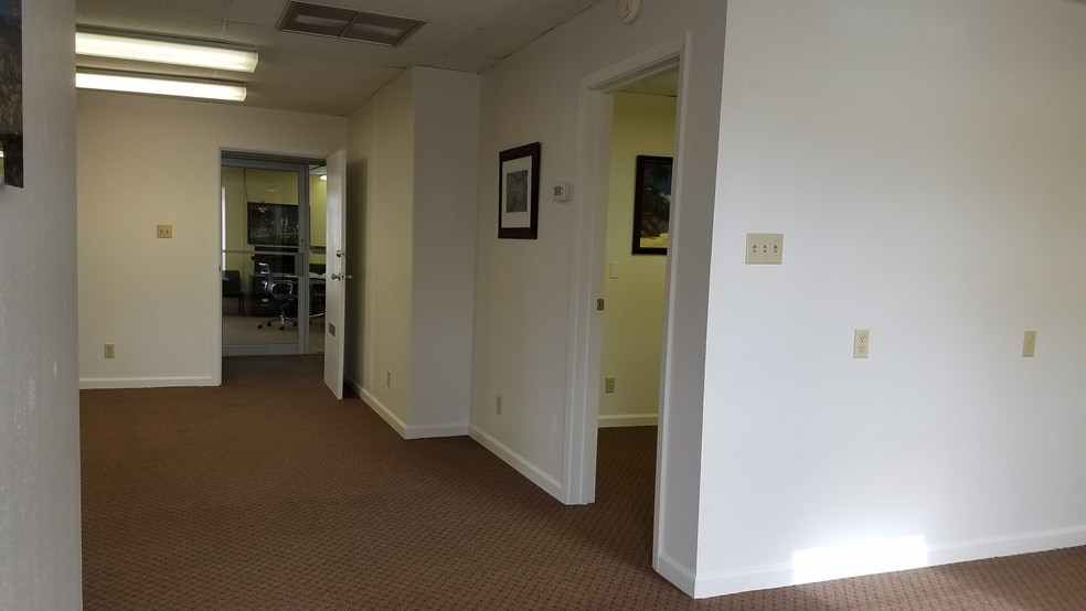 More Photos Of 515 Woodcrest Dr, Bloomington Medical For Lease