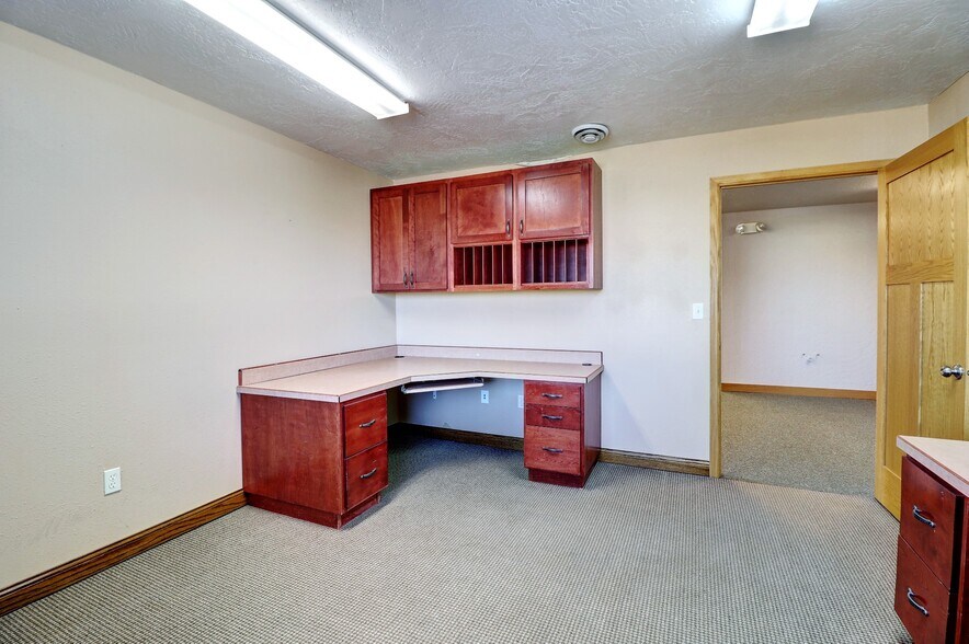 More Photos Of 5402 53rd Ave S, Fargo Auto Repair For Lease