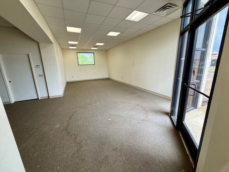 More Photos Of 2410 S Main St, Lindale Office For Sale