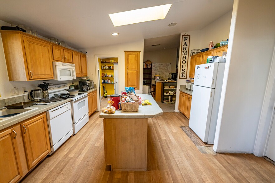 More Photos Of 5221 Hwy 68, Golden Valley Flex For Sale