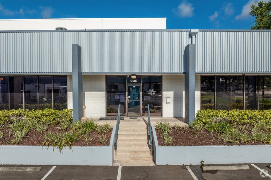 More Photos Of 1255 La Quinta Dr, Orlando Warehouse For Lease