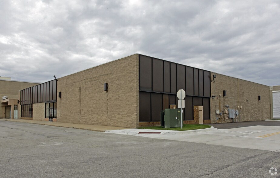 Primary Photo Of 29504 7 Mile Rd, Livonia Storefront For Lease