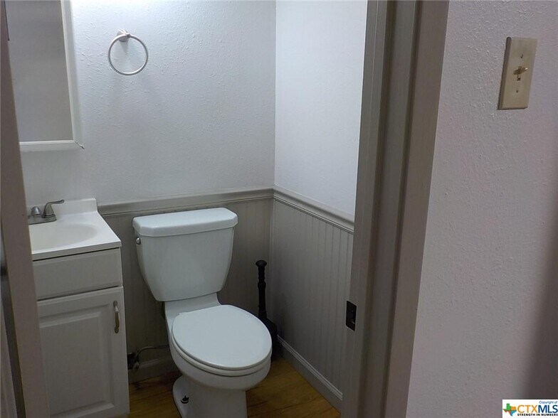 More Photos Of 1900 E US Highway 90, Seguin Warehouse For Lease