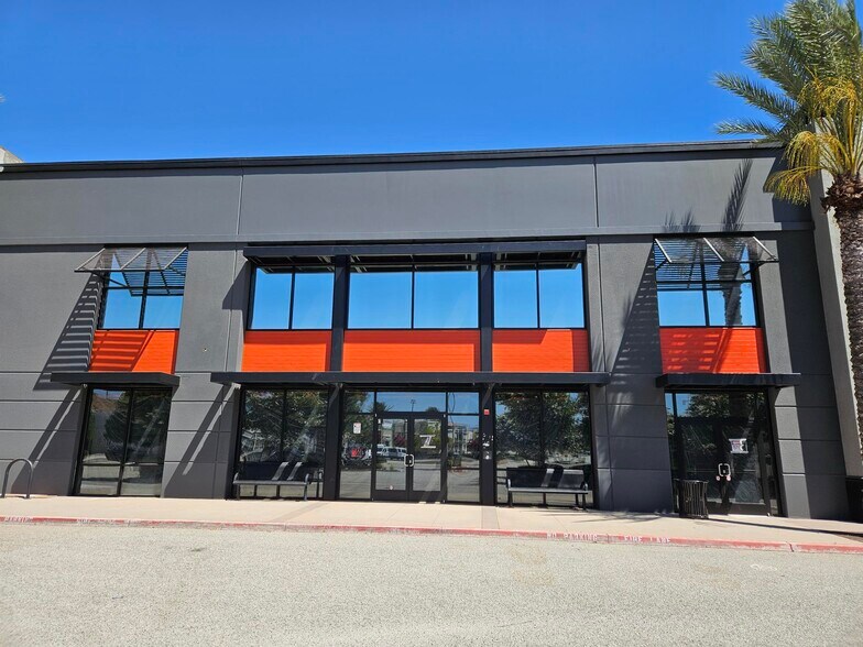 More Photos Of 28656 The Old Rd, Valencia Showroom For Lease