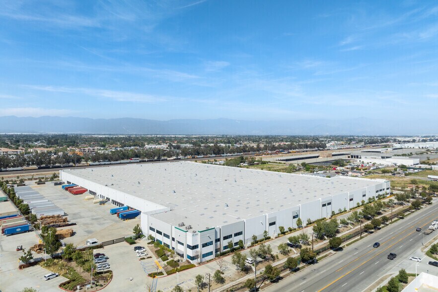 More Photos Of 18012 Slover Ave, Bloomington Distribution For Lease
