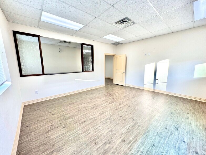 More Photos Of 101 S US Highway 75, Denison Medical For Lease