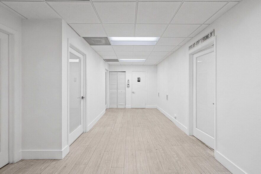 More Photos Of 6330 Manor Ln, South Miami Office For Lease