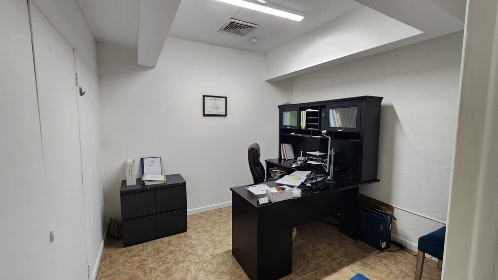 More Photos Of 7800 W Oakland Park Blvd, Sunrise Medical For Lease