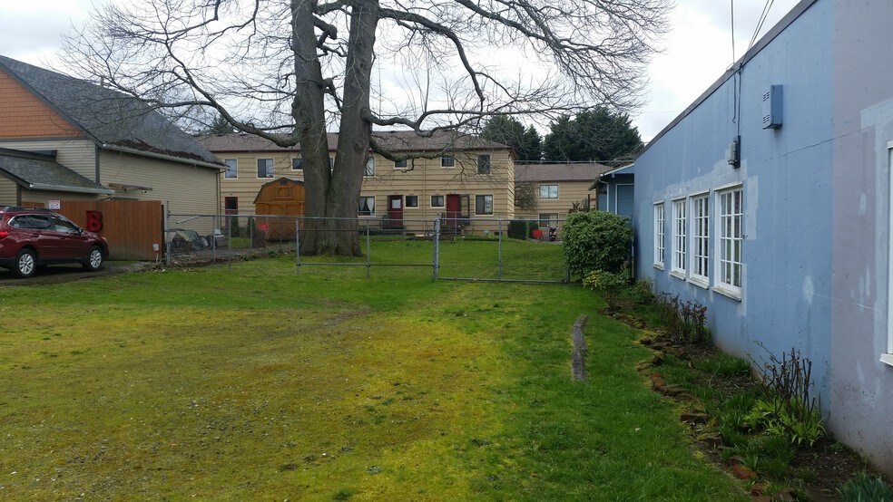 More Photos Of 5744 E Burnside St, Portland Flex For Sale