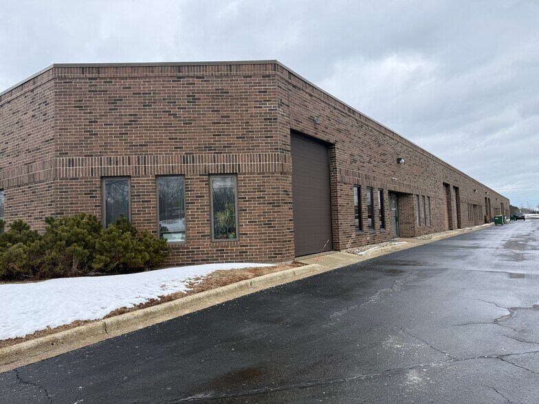 More Photos Of 111-143 S Wheeling Rd, Wheeling Warehouse For Lease