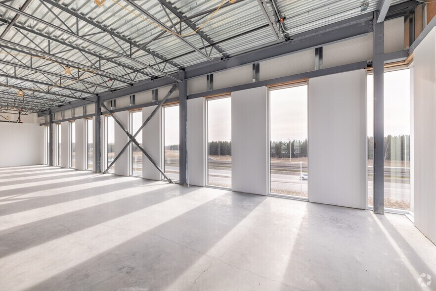 More Photos Of 551 Rue Louis-Blériot, Mascouche Office For Lease