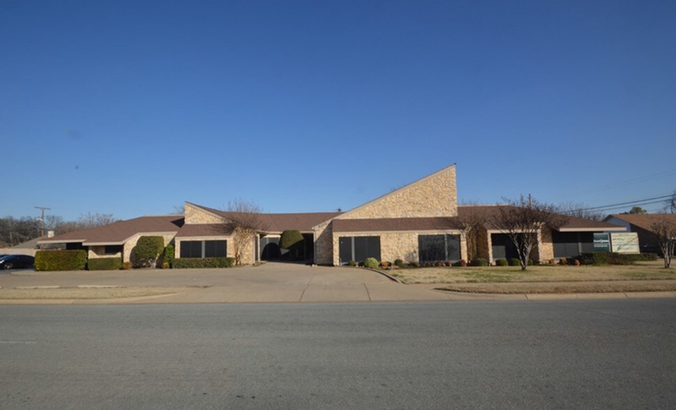 Primary Photo Of 800 Forest Oaks Ln, Hurst Office For Lease