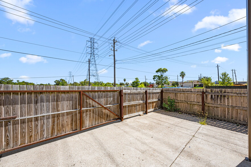 More Photos Of 2017 Lee Dr, Baytown Industrial For Lease