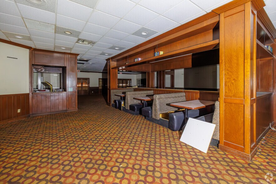 More Photos Of 700 Scott Ave, Farmington Hotel For Sale