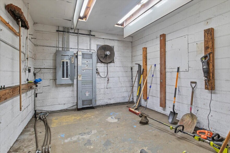 More Photos Of 890 N Main St, Independence Warehouse For Sale