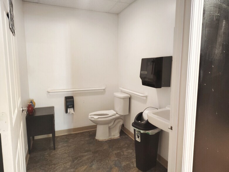 More Photos Of 600 6th Ave, Vero Beach Storefront For Lease