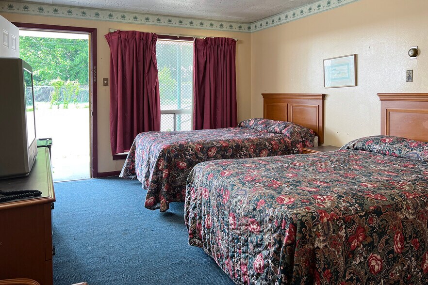 More Photos Of 819 W 7th St, Texarkana Hotel For Sale