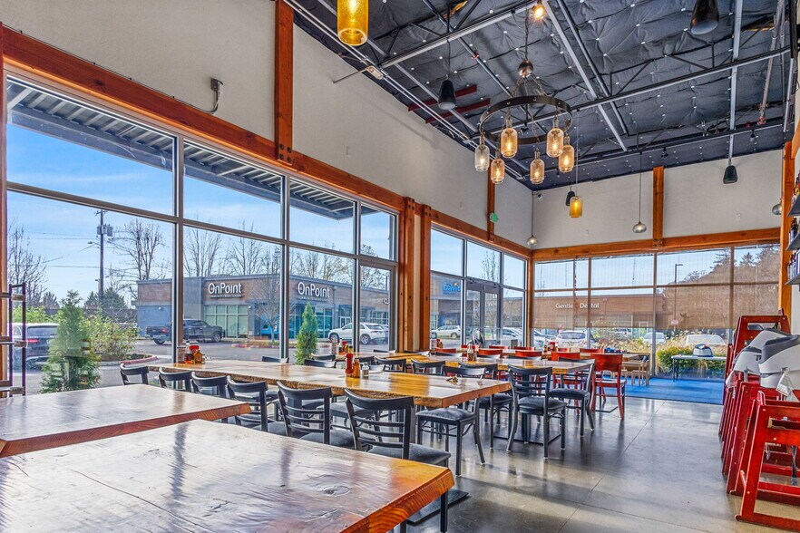 More Photos Of 555 9th St NW, Salem Bar For Lease