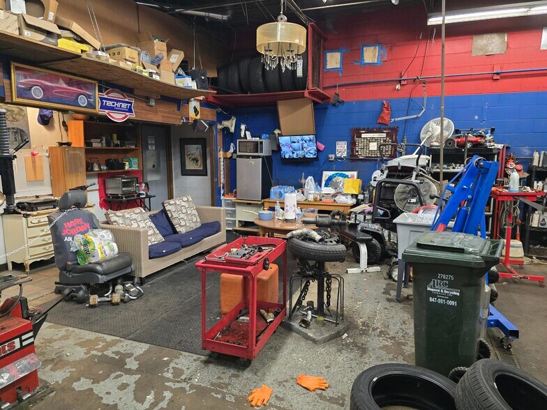 More Photos Of 1580 S Cora St, Des Plaines Warehouse For Sale