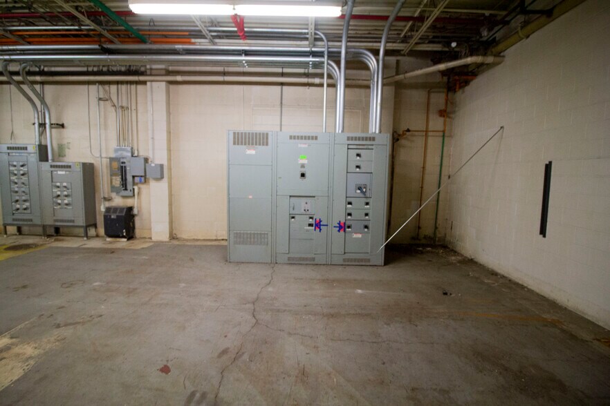More Photos Of 126 Avenue C, Springfield Manufacturing For Sale