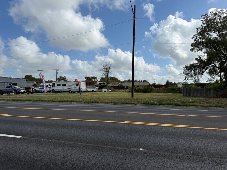More Photos Of 1111 S Market St, Hearne Flex For Sale