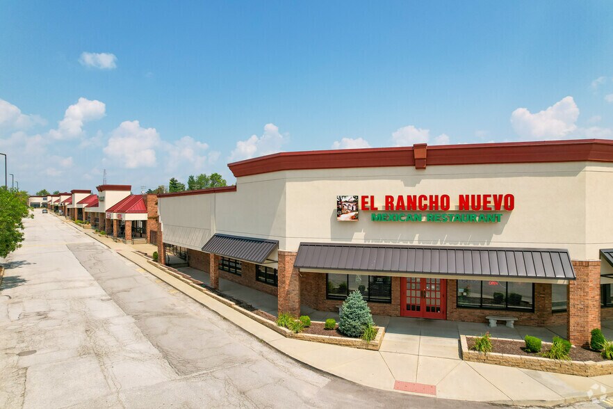 More Photos Of 1552-1652 Country Club Plaza Dr, Saint Charles Freestanding For Lease
