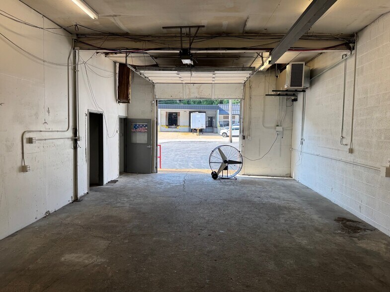 More Photos Of 1433 W Lark Industrial Dr, Fenton Warehouse For Lease