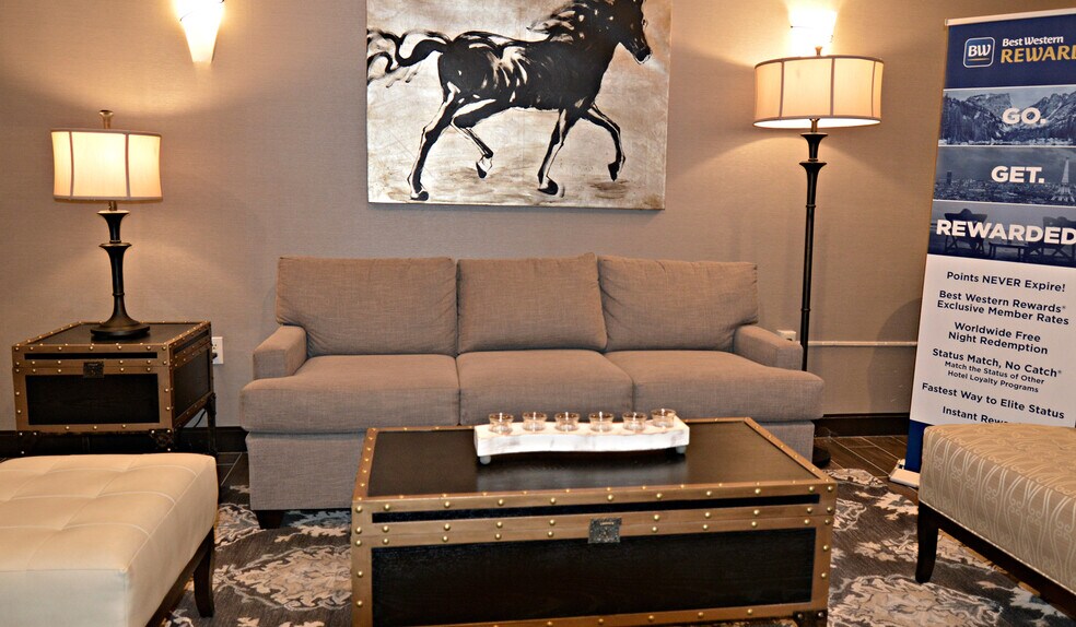 More Photos Of 810 Veterans Blvd, Del Rio Hotel For Sale