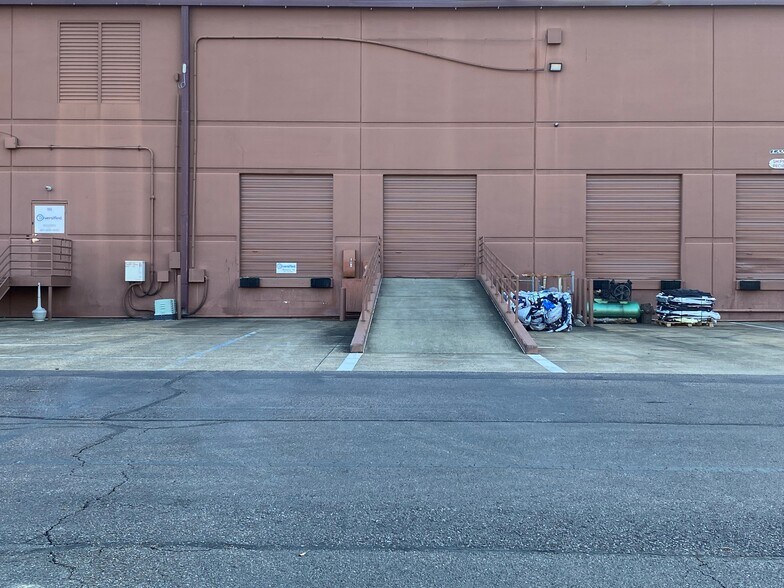 More Photos Of 1600 Century Center Pky, Memphis Warehouse For Lease