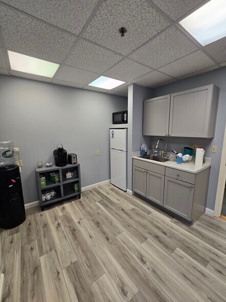 More Photos Of 50 Nashua Rd, Londonderry Office For Sale