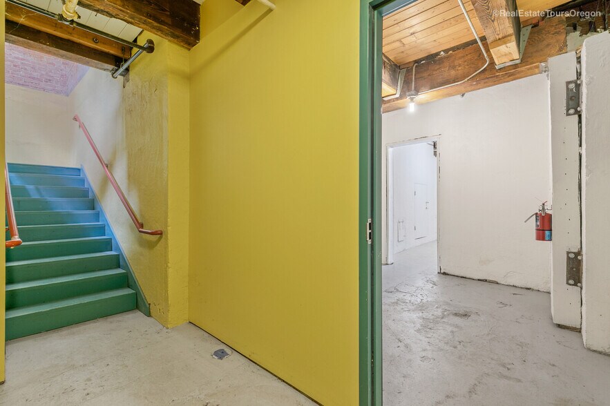 More Photos Of 1325 NW Flanders St, Portland Office For Sale