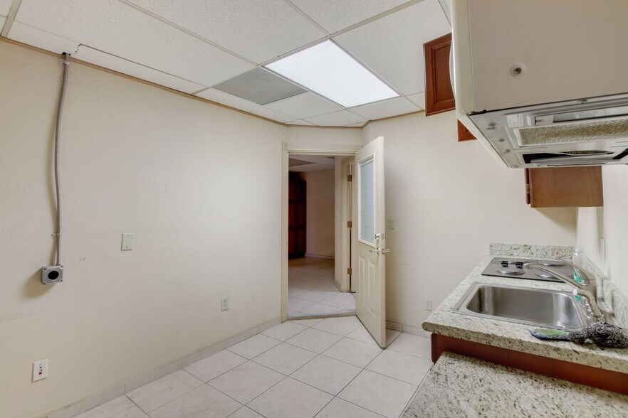 More Photos Of 4496 N Black Canyon Fwy, Phoenix Office Residential For Sale