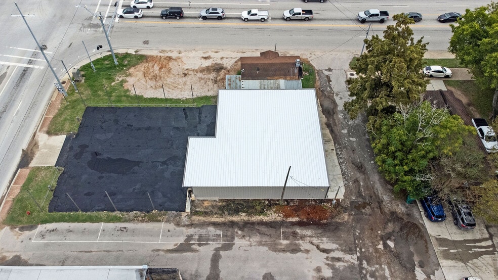 More Photos Of 107 N Danville St, Willis Showroom For Lease