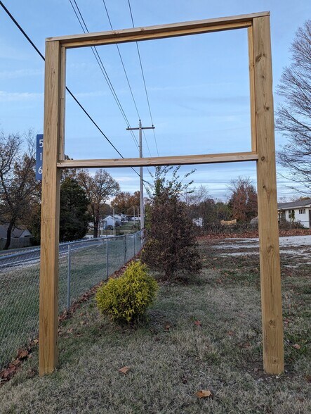 More Photos Of 516 S Main St, Nixa Service For Sale