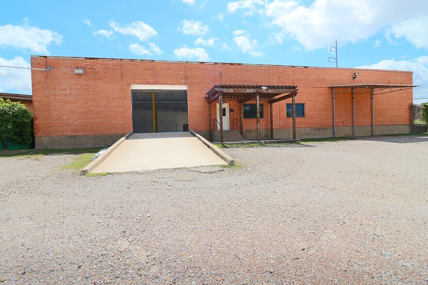 More Photos Of 1915 Empire Central, Dallas Distribution For Lease