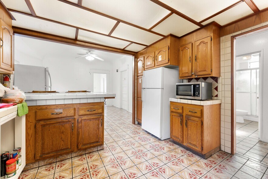 More Photos Of 2005 Magnolia Ave, Los Angeles Apartments For Sale