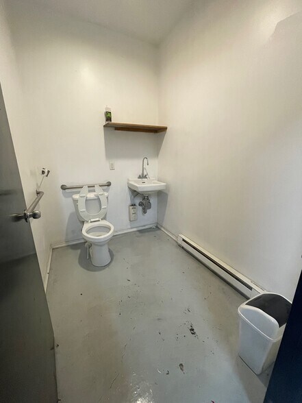 More Photos Of 147 Wayne St, Staten Island Warehouse For Lease