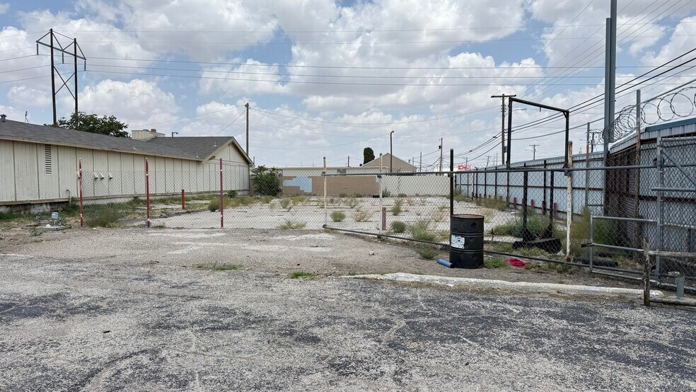 More Photos Of 1302 E 2nd St, Odessa Service For Sale