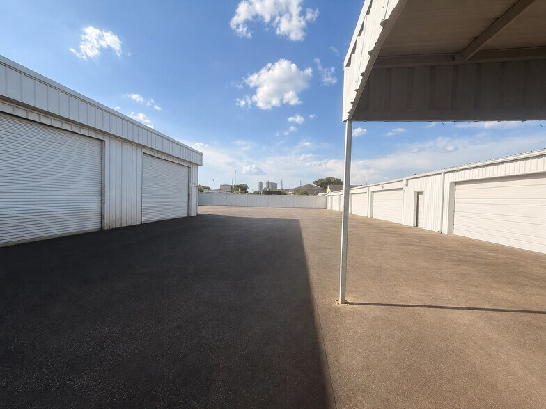 Primary Photo Of 5610 Southwest Fwy, Houston Industrial For Lease