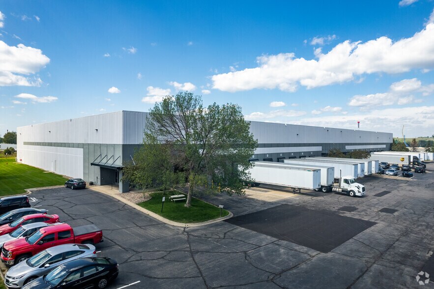 More Photos Of 804 Valley Park Dr, Shakopee Warehouse For Lease