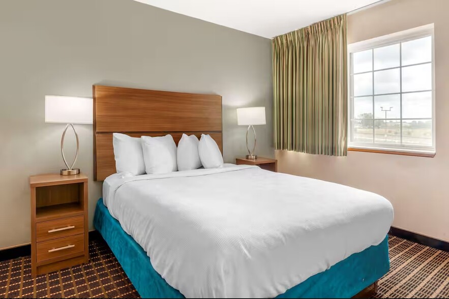 More Photos Of 1275 Associates Dr, Dubuque Hotel For Sale
